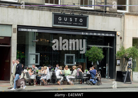 Shopping-Fans und Touristen genießen Sie eine Mahlzeit außerhalb der Gusto Restaurant und Bar auf der George Street, Edinburgh Stockfoto