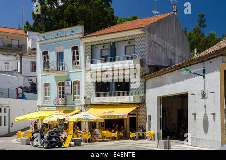 Leute sitzen außerhalb der Ristorante Bela Vista in der hübschen Stadt Monchique in die Serra de Monchique, Portugal Stockfoto