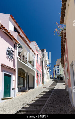 Eine steile schmale gepflasterte Straße mit bunten Häuserzeilen in der hübschen Stadt Monchique in die Serra de Monchique, Portugal Stockfoto