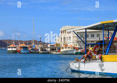 Lokale Fischer sitzt auf ihrem Boot festgemacht am Hafen von der Carenage, St. George, Grenada, West Indies. Stockfoto