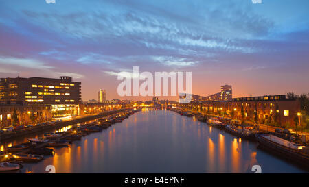 Waterfront-Kanals in der Nähe der Python-Brücke in Amsterdam-Nacht-Landschaft Stockfoto