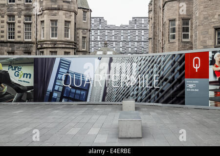 Metallbänke, Werbetafeln, alt- und Neubau in der Viertelmeile Stadtteil von Edinburgh Stockfoto