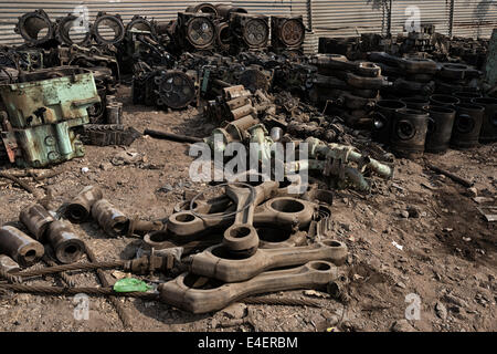 Ausrangierte Schiff Motorteile in Alang Schiff brechen Hof, Indien. Stockfoto