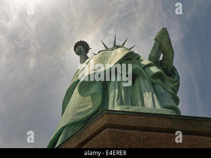 Einen ungewohnten Blick auf die Freiheitsstatue von unten, neben dem Haupteingang zum Podest und Krone. Stockfoto