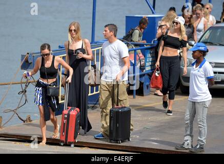 Santo André, Brasilien. 9. Juli 2014. Mandy Capristo (L-R)), Freundin von Deutschlands Fußballer Mesut Oezil, Sarah Brandner, Freundin von Bastian Schweinsteiger und Lena Gercke, Freundin von Sami Khedira Deutschland verlassen die Fähre in Santo André, Brasilien, 9. Juli 2014. Die FIFA WM 2014 findet in Brasilien vom 12 Juni bis 13. Juli 2014. Foto: Thomas Eisenhuth/Dpa/Alamy Live News Stockfoto