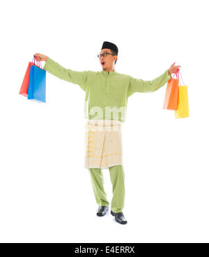 Traditionelle malaiische männlichen Einkaufs- und springen in Freude während Hari Raya Ramadan festival Stockfoto