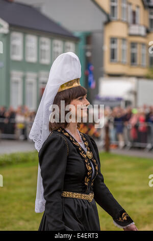 Frau verkleidet in der isländischen Nationaltracht, Unabhängigkeitstag Juni 17.-Island, Reykjavik, Island Stockfoto