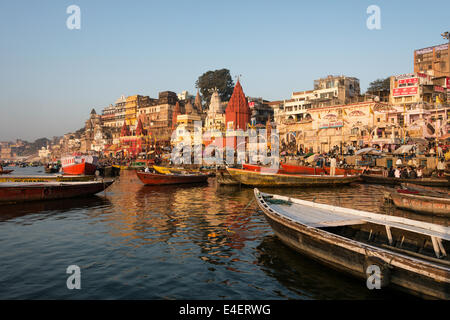 Ghats von antiken Stadt Varanasi gesehen von dem heiligen Fluss Ganges. Stockfoto