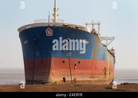 ALANG, Indien - Januar 2014: Frachtschiff absichtlich am Ufer nicht demontiert und verschrottet in Alang Schiff brechen Hof getrieben. Stockfoto