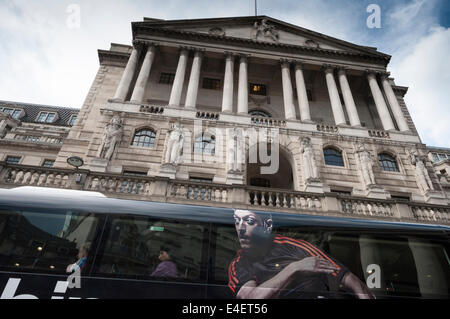 Bank of England, London, UK. 9. Juli 2014. Der BoE Monetary Policy Committee wird am 10. Juli bekanntgeben, ob auf das heutige Niveau der historisch niedrigen Zinsen Anpassungen vorgenommen werden. Die Bank of England hat gemischte Signale in den letzten 12 Monaten über ob ein Anstieg des Zinsniveaus an Maßnahmen wie niedriger Arbeitslosigkeit, freie Kapazitäten in der Wirtschaft oder ein Anstieg der durchschnittlichen Löhne gekoppelt werden würde. Im Bild: Die Bank of England. Bildnachweis: Lee Thomas/Alamy Live-Nachrichten Stockfoto