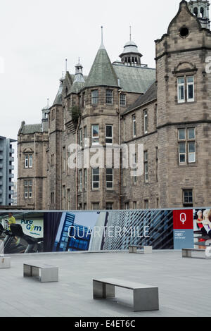 Werbetafeln und Metallbänke in Front oder ein altes Gebäude in der Viertelmeile Entwicklungsprojekt, Edinburgh Stockfoto