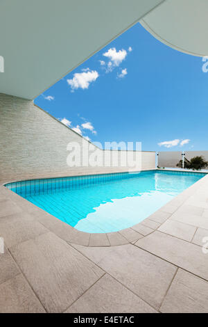 schöne neue Mehrfamilienhaus, outdoor, Blick auf den pool Stockfoto