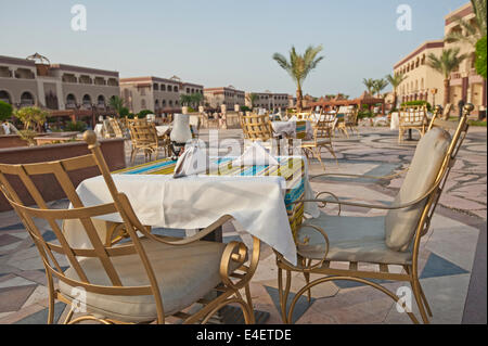 Tische und Stühle in großen Luxus-Hotelrestaurant im freien Stockfoto