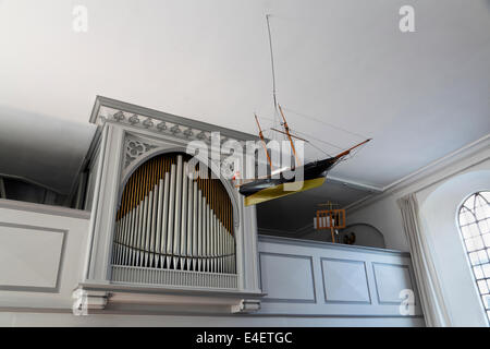 Votiv Schiffsmodell und Orgel in Gilleleje Kirche, Nord Seeland, Dänemark Stockfoto