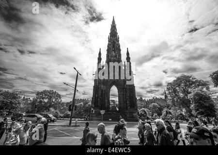 Straßenszene vor Scott Monument, Edinburgh Stockfoto