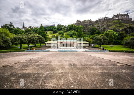 Ross Musikpavillon Princes Street Gärten Edinburgh an einem bewölkten Sommertag Stockfoto