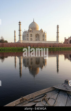 Taj Mahal und Reflexion am Fluss Yamuna, vom Boot aus gesehen. Stockfoto