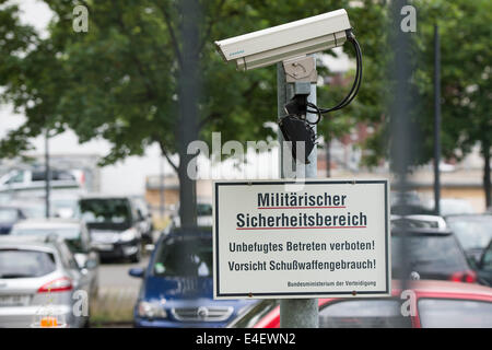 Berlin, Deutschland. 9. Juli 2014. Überwachungskameras und ein Zeichen, das liest "militärischen Sicherheitsbereich. Draußen zu halten. Hüten Sie sich vor bewaffneten Wachen an das deutsche Verteidigungsministerium in Berlin, Deutschland, 9. Juli 2014 gelten. Foto: MAURIZIO GAMBARINI/Dpa/Alamy Live News Stockfoto