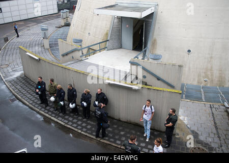 Berlin, Deutschland. 9. Juli 2014. Die Polizei bewachen den Fernsehturm in Berlin, Deutschland, 9. Juli 2014. Etwa 40 Flüchtlinge hockte die Aussichtsplattform des Fernsehturms auf ihre Situation aufmerksam machen. Foto: MAURIZIO GAMBARINI/Dpa/Alamy Live News Stockfoto