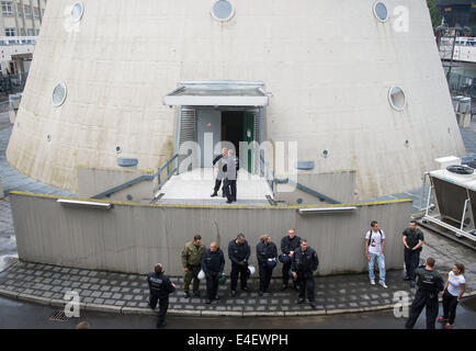 Berlin, Deutschland. 9. Juli 2014. Die Polizei bewachen den Fernsehturm in Berlin, Deutschland, 9. Juli 2014. Etwa 40 Flüchtlinge hockte die Aussichtsplattform des Fernsehturms auf ihre Situation aufmerksam machen. Foto: MAURIZIO GAMBARINI/Dpa/Alamy Live News Stockfoto