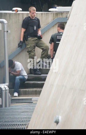 Berlin, Deutschland. 9. Juli 2014. Die Polizei bewachen den Fernsehturm in Berlin, Deutschland, 9. Juli 2014. Etwa 40 Flüchtlinge hockte die Aussichtsplattform des Fernsehturms auf ihre Situation aufmerksam machen. Foto: MAURIZIO GAMBARINI/Dpa/Alamy Live News Stockfoto