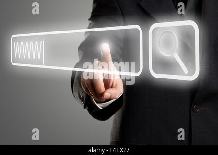 Geschäftsmann, die Online-Suche im Browser Adress-Leiste auf futuristischen Touch-Screen-display Stockfoto