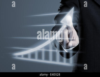 Geschäftsmann Zeichnung Erfolg Diagramm auf futuristische virtuelle Computer anzuzeigen Stockfoto