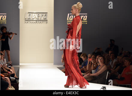 Berlin, Deutschland. 9. Juli 2014. Deutsche Model Franziska Knuppe präsentiert ein Kunstwerk während der Eröffnungsshow der Lavera Showfloor Modemesse am Alexanderplatz in Berlin, Deutschland, 9. Juli 2014. Foto: JENS KALAENE/Dpa/Alamy Live News Stockfoto