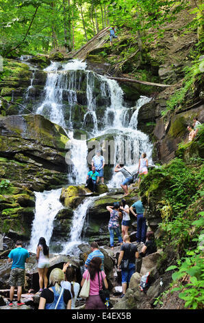 Karpaten, Ukraine. 8. Juli 2014.  Festival in der Nähe von Wasserfall Shypit in Kupala Nacht. Shypit (auf Englisch "Zischen") ist Wasserfall in der Ukraine, wo seit 1993 jährlich Hippie-Fest gehalten wird. Wichtigste Fest kommt auf wichtige heidnische fest Kupala Nacht am Juli 6/7. Doch Besucher kommen zum 1. Juli oder früher beginnen und fährt um 10 bis 15 Juli. © Oleksandr Rupeta/Alamy Live-Nachrichten Stockfoto