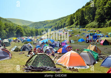 Karpaten, Ukraine. 8. Juli 2014.  Festival in der Nähe von Wasserfall Shypit in Kupala Nacht. Shypit (auf Englisch "Zischen") ist Wasserfall in der Ukraine, wo seit 1993 jährlich Hippie-Fest gehalten wird. Wichtigste Fest kommt auf wichtige heidnische fest Kupala Nacht am Juli 6/7. Doch Besucher kommen zum 1. Juli oder früher beginnen und fährt um 10 bis 15 Juli. © Oleksandr Rupeta/Alamy Live-Nachrichten Stockfoto