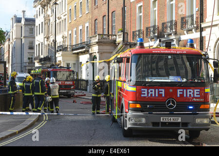 Cavendish Square, London, UK. 9. Juli 2014. Feuer-Mannschaften teilnehmen am Feuer auf dem Dach eines Gebäudes in Cavendish Square. Bildnachweis: Matthew Chattle/Alamy Live-Nachrichten Stockfoto