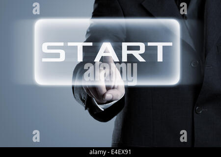 Drücken der Schaltfläche "Start" auf dem Display - Neugeschäft oder zukunftsorientierte Konzept Geschäftsmann Stockfoto