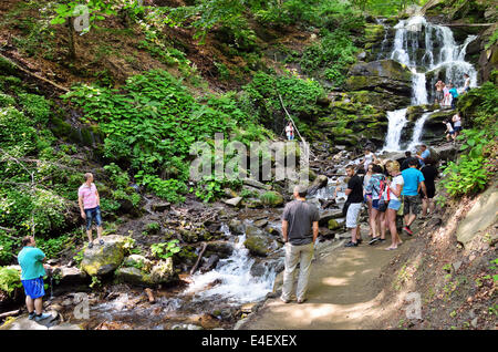 Karpaten, Ukraine. 8. Juli 2014.  Festival in der Nähe von Wasserfall Shypit in Kupala Nacht. Shypit (auf Englisch "Zischen") ist Wasserfall in der Ukraine, wo seit 1993 jährlich Hippie-Fest gehalten wird. Wichtigste Fest kommt auf wichtige heidnische fest Kupala Nacht am Juli 6/7. Doch Besucher kommen zum 1. Juli oder früher beginnen und fährt um 10 bis 15 Juli. © Oleksandr Rupeta/Alamy Live-Nachrichten Stockfoto