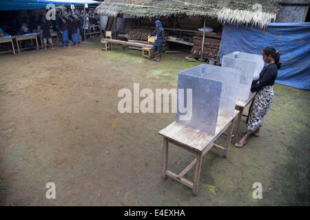 Ciboleger, Banten, Indonesien. 9. Juli 2014. BANTEN, Indonesien - Juli 09: A Baduy traditionelle Frau geben ihre Stimme während andere warten auf die Linie in einem Wahllokal in Indonesien Präsidentschaftswahlen am 9. Juli 2014 in Kanekes Dorf, Banten, Indonesien. Wahltag in Indonesien sieht Einheimische zu den Urnen nehmen zwischen Joko Widodo und Prabowo Subianto als ihren nächsten Präsidenten wählen. Insgesamt 5000 von 7000 Baduy Bevölkerung geben ihre Stimme für die Präsidentschaftswahl, Prabowo gewinnen die Abstimmung fast 60 % im Bereich. Bildnachweis: Donal Husni/NurPhoto/ZUMA Draht/Alamy Live-Nachrichten Stockfoto