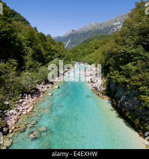 Die smaragdgrünen Wasser des Flusses alpine Soca in Slowenien. Stockfoto