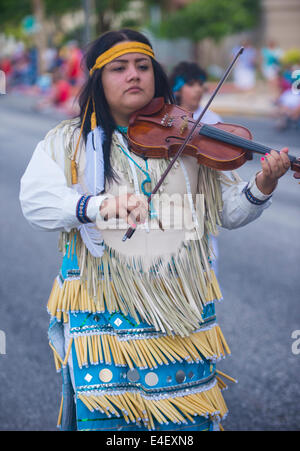 Native American beteiligt sich an der Parade Helldorado Tage statt in Las Vegas Stockfoto