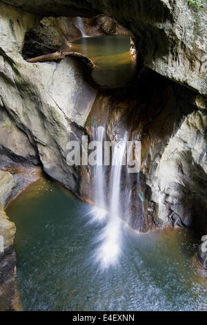 Kleiner Wasserfall aus den Höhlen von Skocjan, Slowenien. Stockfoto