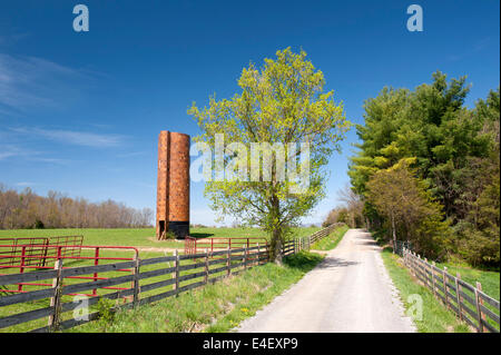 Feldweg und Fliese Silo im Shenandoah Valley, Virginia. Kachel-Silos wurden vor allem in den 1920er Jahren im gesamten ländlichen Raum gebaut. Stockfoto