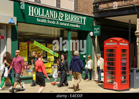 Käufer vor einem Holland und Barrett speichern im Stadtzentrum von Chester UK Stockfoto