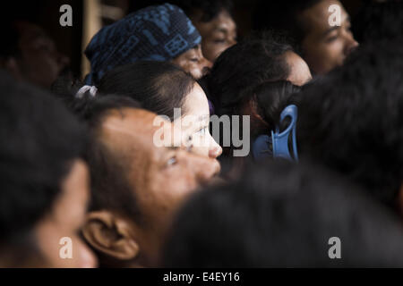 Ciboleger, Banten, Indonesien. 9. Juli 2014. BANTEN, Indonesien - Juli 09: A Baduy enthusiastly traditionelle Frau warten auf ihre Stimme schalten in einem Wahllokal während Indonesien Präsidentschaftswahlen am 9. Juli 2014 in Kanekes Dorf, Banten, Indonesien. Wahltag in Indonesien sieht Einheimische zu den Urnen nehmen zwischen Joko Widodo und Prabowo Subianto als ihren nächsten Präsidenten wählen. Insgesamt 5000 von 7000 Baduy Bevölkerung geben ihre Stimme für die Präsidentschaftswahl, Prabowo gewinnen die Abstimmung fast 60 % im Bereich. Bildnachweis: Donal Husni/NurPhoto/ZUMA Draht/Alamy Live-Nachrichten Stockfoto