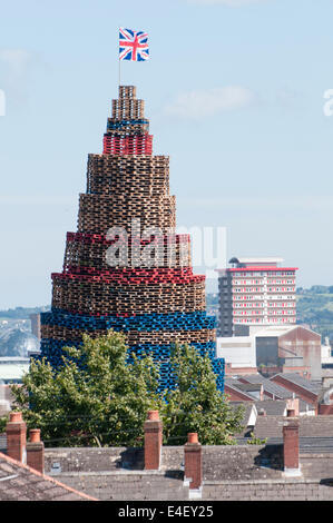 Belfast, Nordirland. 9. Juli 2014.  Riesigen Lagerfeuer, einschließlich zwei gut über 100' in der Höhe, sind in Belfast gebaut, in Vorbereitung auf 11. Juli Feier Credit: Stephen Barnes/Alamy Live News Stockfoto