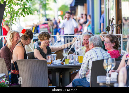 Besucher genießen Essen & Getränk im Café Strömungen während der jährlichen Kleinstadt ArtWalk Festival Stockfoto