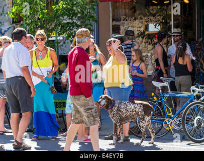 Besucher genießen Kunstwerk während der jährlichen Kleinstadt ArtWalk Festival Stockfoto