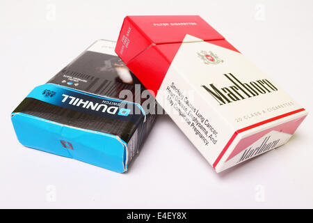 Pakete von Marlboro und Dunhill Zigaretten Stockfoto