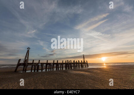 Die Überreste der Anleger am Pier von St. Annes Pier bei Sonnenuntergang Stockfoto