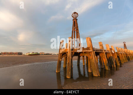 Die Überreste der Anleger am Pier von St. Annes Pier bei Sonnenuntergang Stockfoto