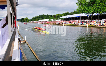 Die Progress-Beamten beobachten das Rennen auf der 175. Henley Royal Regatta, Henley-on-Thames, Oxfordshire, Großbritannien Stockfoto