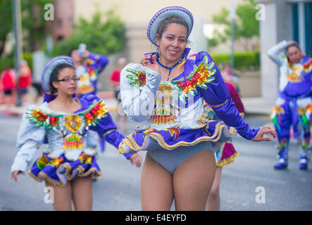 Bolivianische Amerikaner beteiligt sich an der Parade Helldorado Tage statt in Las Vegas Stockfoto