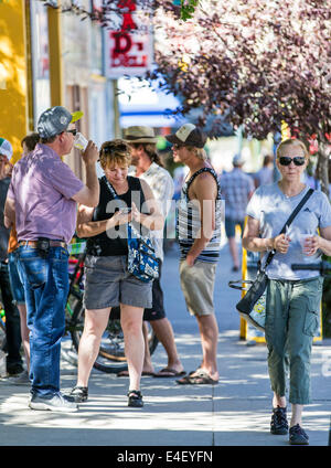 Besucher genießen Kunstwerk während der jährlichen Kleinstadt ArtWalk Festival Stockfoto