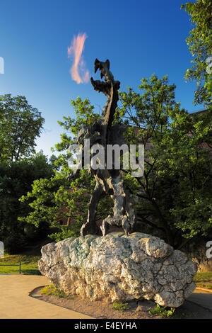 Der Drache des Wawel-Hügel ist eine der vielen Sehenswürdigkeiten rund um das Schloss Wawel in Krakau, Polen Stockfoto